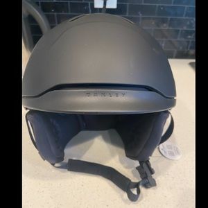 Brand New Oakley MOD3 Factory Pilot Blackout Europe Ski & Snowboard Helmet M